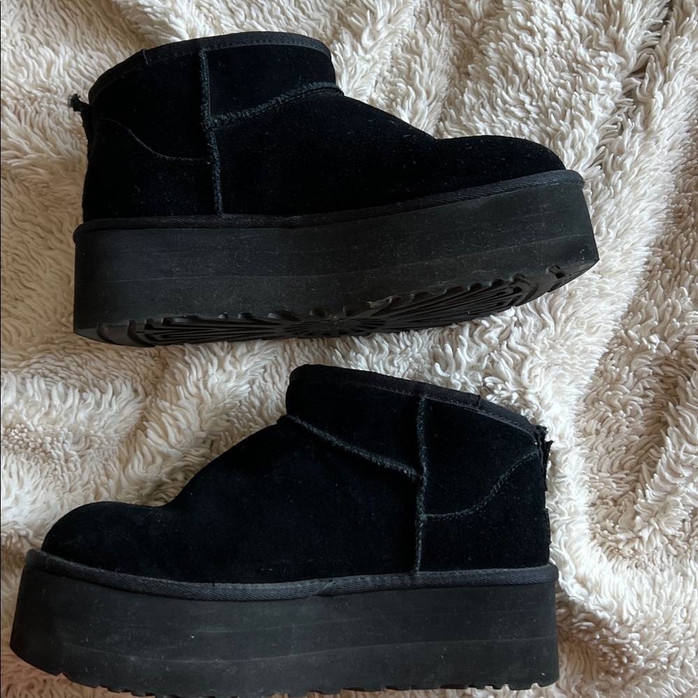 UGG Mini Platform Boots w/ minor flaw - Picture 3 of 5